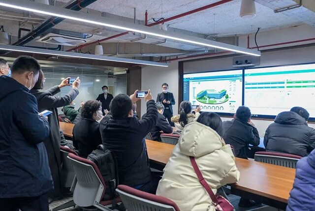 参观团重点参观了江森自控先进能源利用技术在大楼的应用，并深入了解了江森自控的区域能源系统架构、智能数字化解决方案、节能改造综合解决方案及区域能源综合应用案例